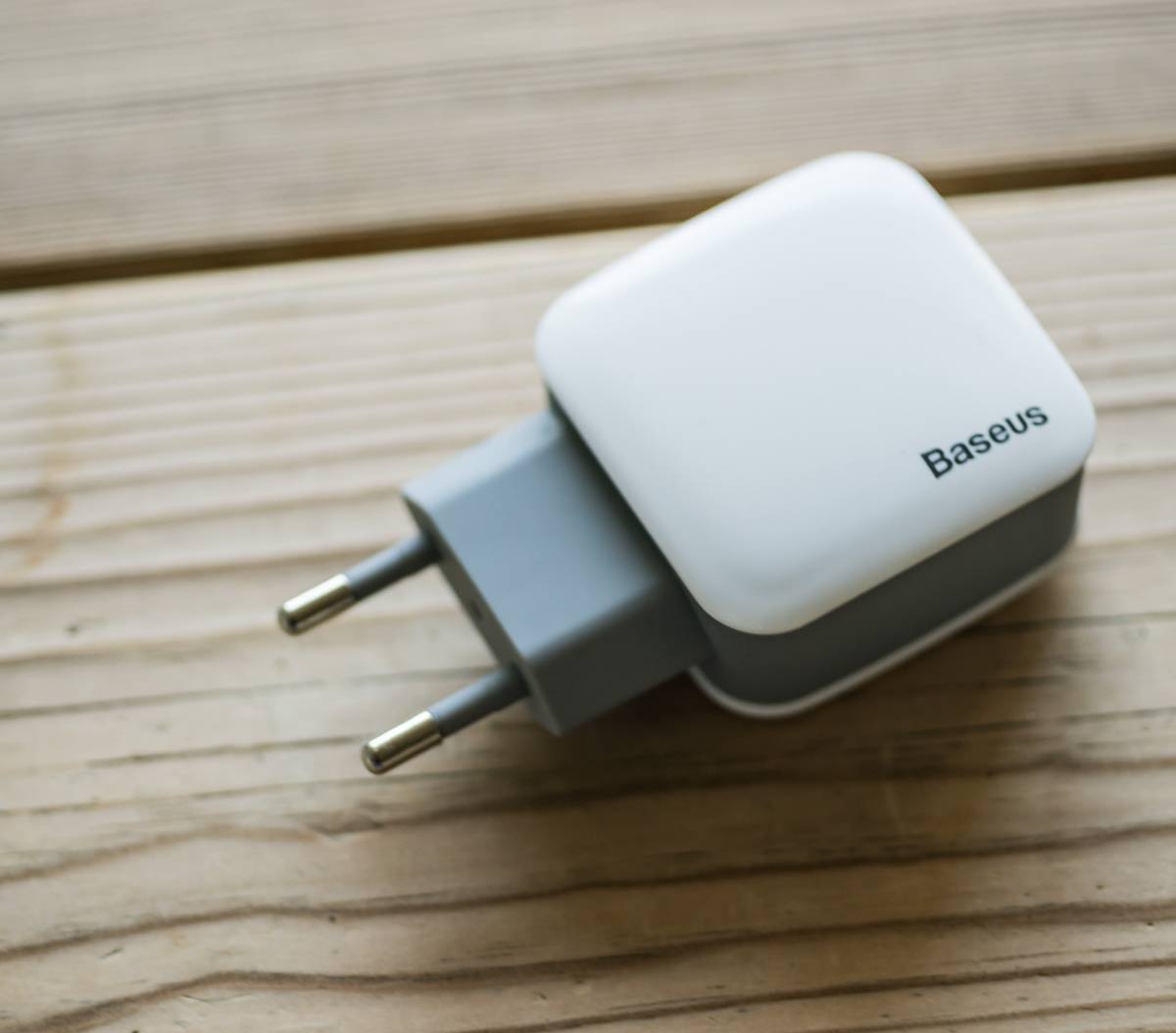 BASEUS Letour hálózati , fali töltő adapter 2 USB aljzattal fehér színben