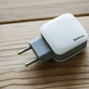 BASEUS Letour hálózati , fali töltő adapter 2 USB aljzattal fehér színben